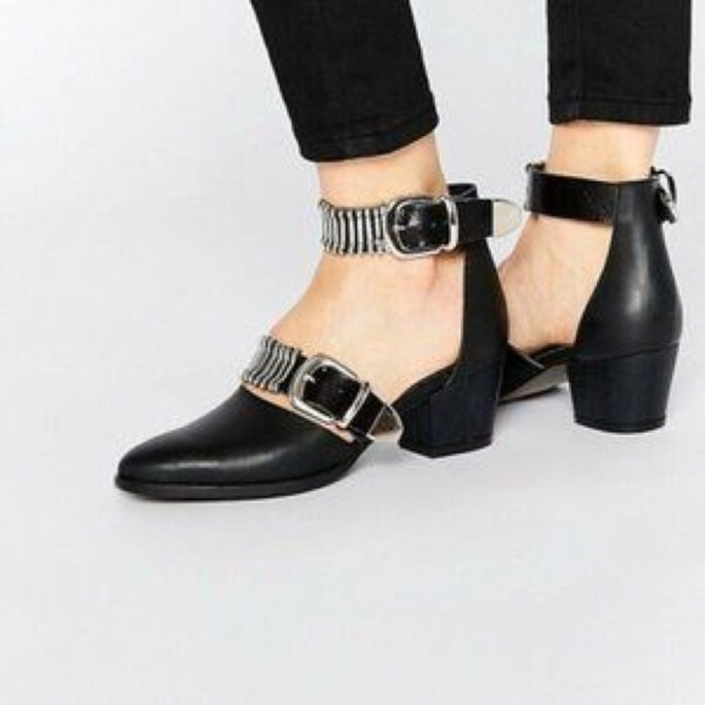 Eeight Black Leather Shoes with Buckles